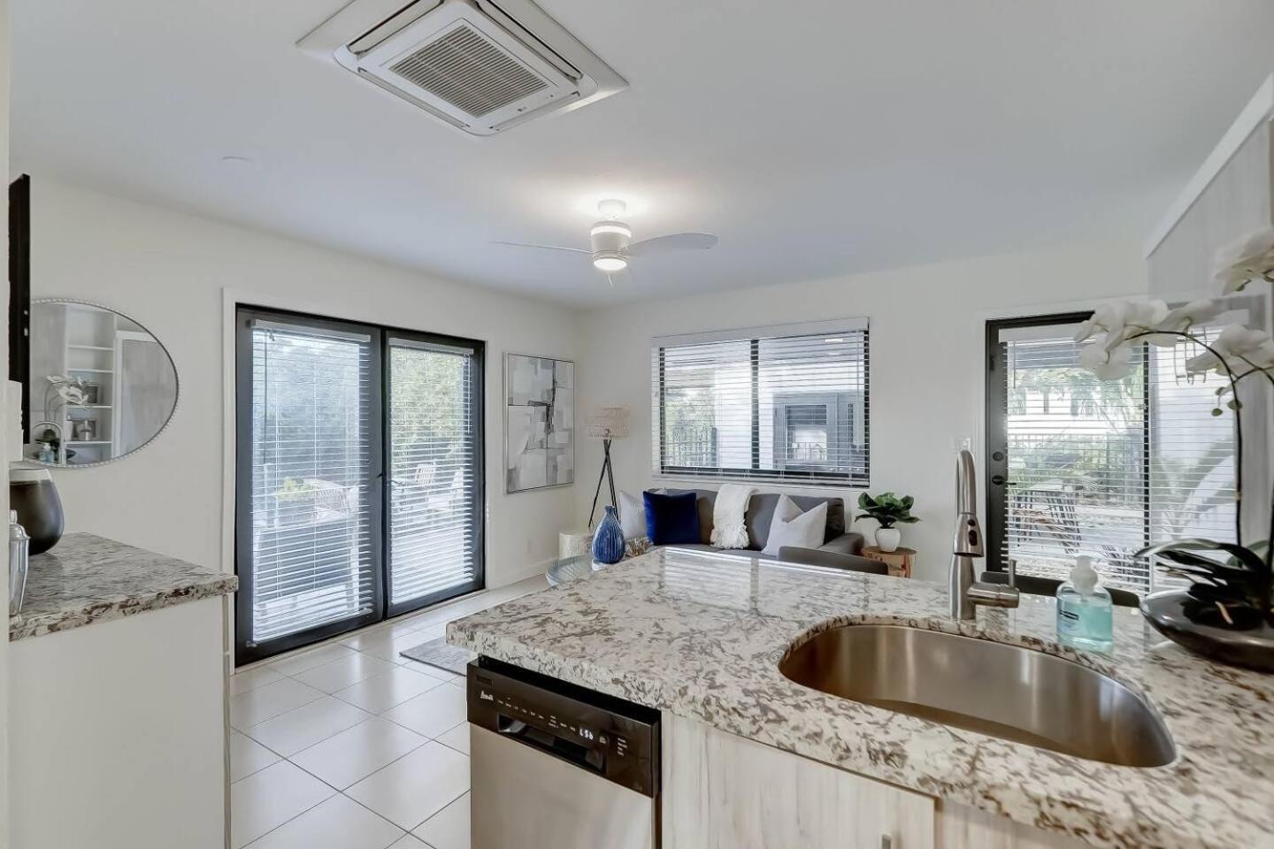 Waterfront Deck Pool Kayak Apartment Fort Lauderdale Exterior photo